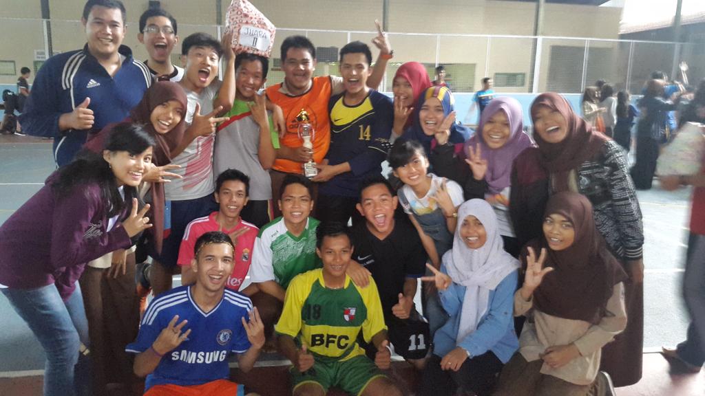 Hipsthreea's tweet photo. Selamat ya tim futsal hipsthreea juara 2 futsal!!! Selamat juga @Slekdut_smara juara 1!! :D http://t.co/TuhVtECSpf