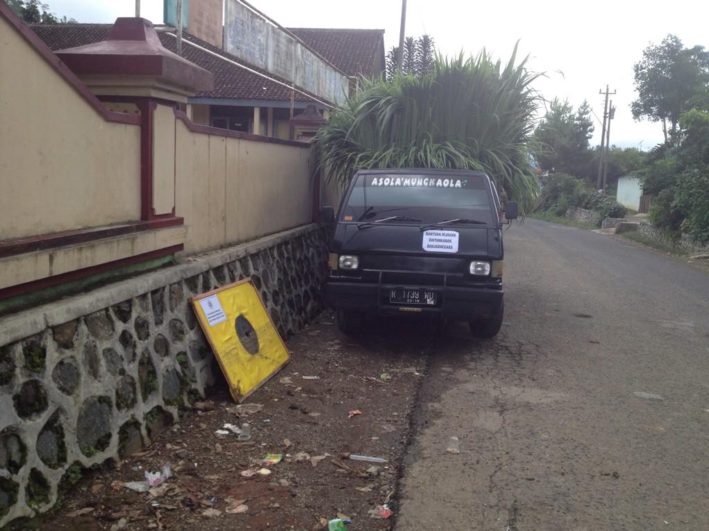 Begitu pentingnya premark ini, ketika sopir colt ini memindah premark &amp; tepat diatas patok dijadikan tempat parkir...