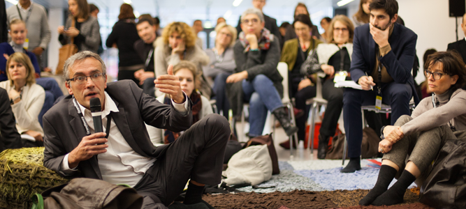 cap_com's tweet photo. [Une] #capcom14 entretient la flamme des communicants publics http://t.co/uqZq7flpp2 #compublique http://t.co/gEixhz7LdY