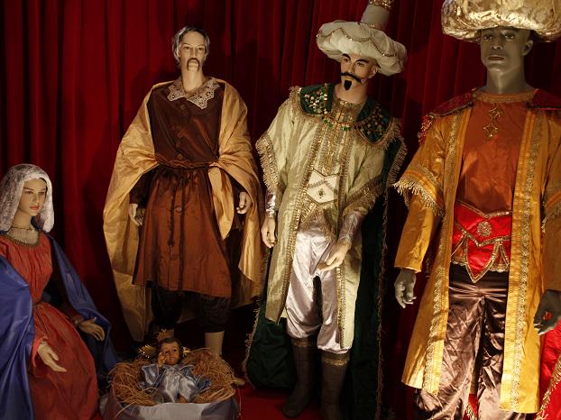 LondonLovesBiz's tweet photo. This is how rich the wise men would be today, with their gold, frankincense and myrrh swag http://t.co/IgD0Arpg30 http://t.co/QUcsQax96B