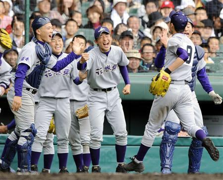 k8623y's tweet photo. ～花巻東高校～
春2回夏7回、甲子園に出場している岩手県の強豪校。甲子園でもベスト4と全国をみても屈指のつよさを誇っている。すでに7人のプロ野球選手も輩出している。最近では菊池雄星や大谷翔平が印象に強い。 http://t.co/bPkD3FkrYT