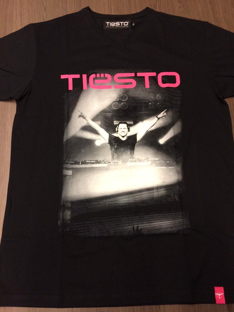 Efteling's tweet photo. Retweet vandaag (19-12) voor 17:00 en maak kans op 1 van de 3 exclusieve Tiësto Efteling Aquanura show t-shirts! http://t.co/en67qgmt0v