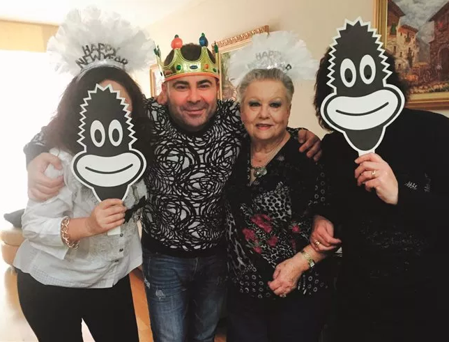 jjaviervazquez's tweet photo. Nosotros ya hemos celebrado la Navidad, así somos en mi familia... http://t.co/Ip4AXiV9ro http://t.co/lyQr87MXg0