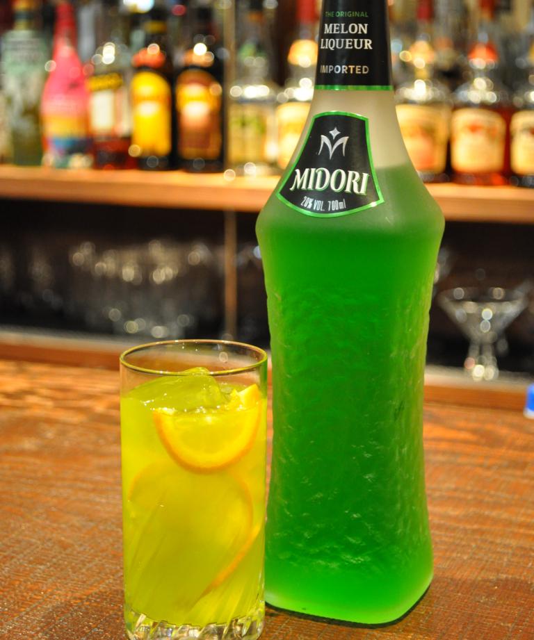 Suntory サントリー Pa Twitter 簡単カクテルレシピ 果汁のつぶつぶがポイント ミドリオランジーナ 1 グラスにオレンジスライスを入れて 軽く潰す 2 氷とミドリ30ml オランジーナ90mlを入れ 軽くかき混ぜたらできあがり Http T Co C3xxe3mwzt