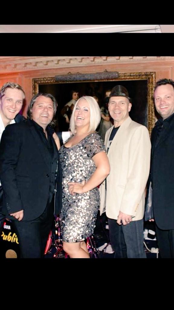 Tonight's the night!
Amy Langmead &amp; Re_PubliC live from 8pm ..... 🎄🎤💃🚶