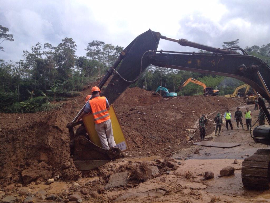 Aksi heroik team relawan #GeodesiUGM4Banjarnegara. Padang alat dg bantuan alat berat krn jembatan tdk bisa dipakai.