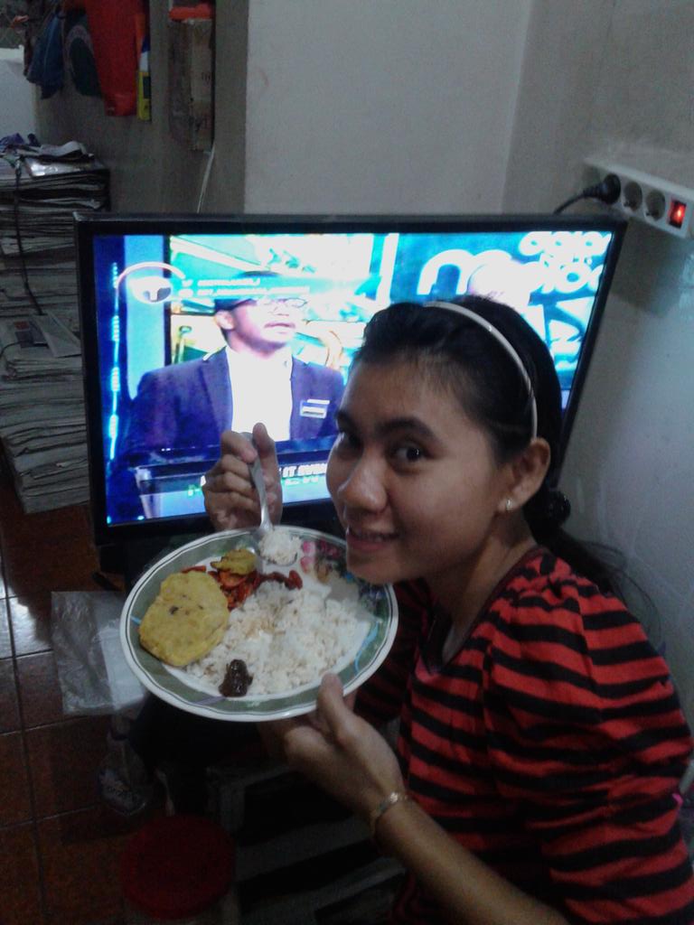 NovityaTya's tweet photo. #NETMILIUNER_ 1 @netmediatama nntn BD melodi smbil mkn,hufft tmbh asyik jg http://t.co/x8bFdEUqnD