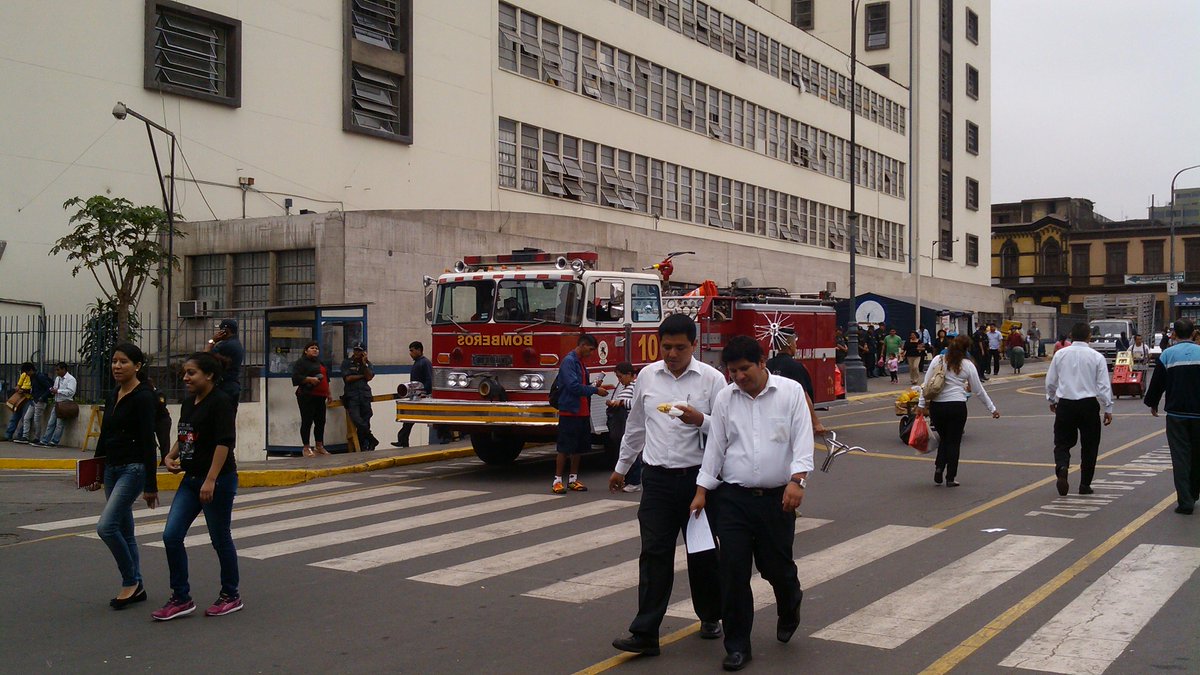 LimaSegura2017's tweet image. #NavidadSinRiesgo unidad Salvadora Lima 10 de los @bomberos se encuentra prestando servicio en el Mercado Central.