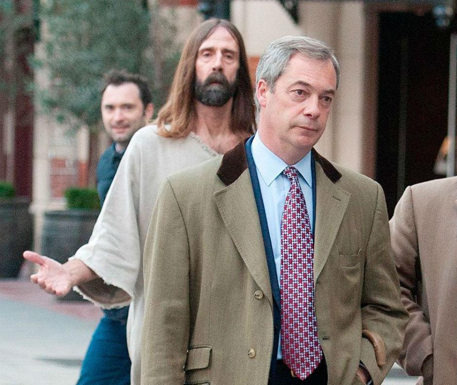 Nigel Farage is currently being followed around by a man dressed as Jesus i100.io/MSQAV0D