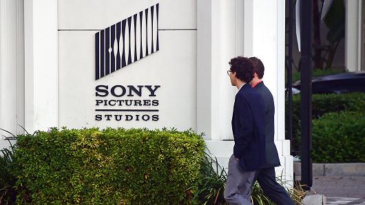 CNBCnow's tweet photo. BREAKING: FBI concludes that the North Korean gov't is responsible for Sony cyber attack » http://t.co/dmLRw01YXy http://t.co/KisdWipJFA