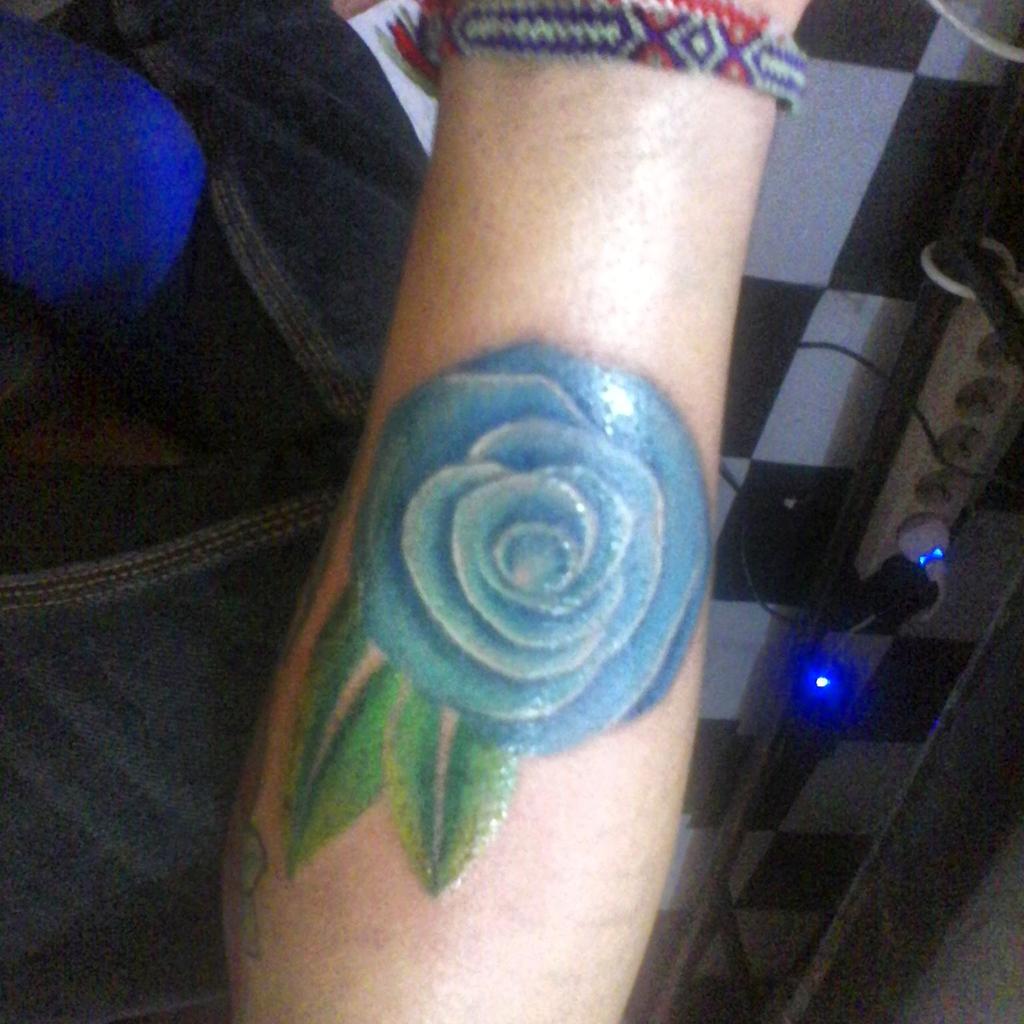 dealope's tweet photo. Blue roses ... Done by me http://t.co/Zl8tiDyZgh