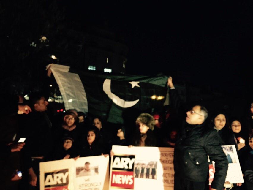 kajolmanshad's tweet photo. Great gesture by #AryNews. ARY is always there to stand w/victims
@Fayaz_G:"#marble arch #ARYw/Peshawar @Salman_ARY http://t.co/wrwMTlcLJF"