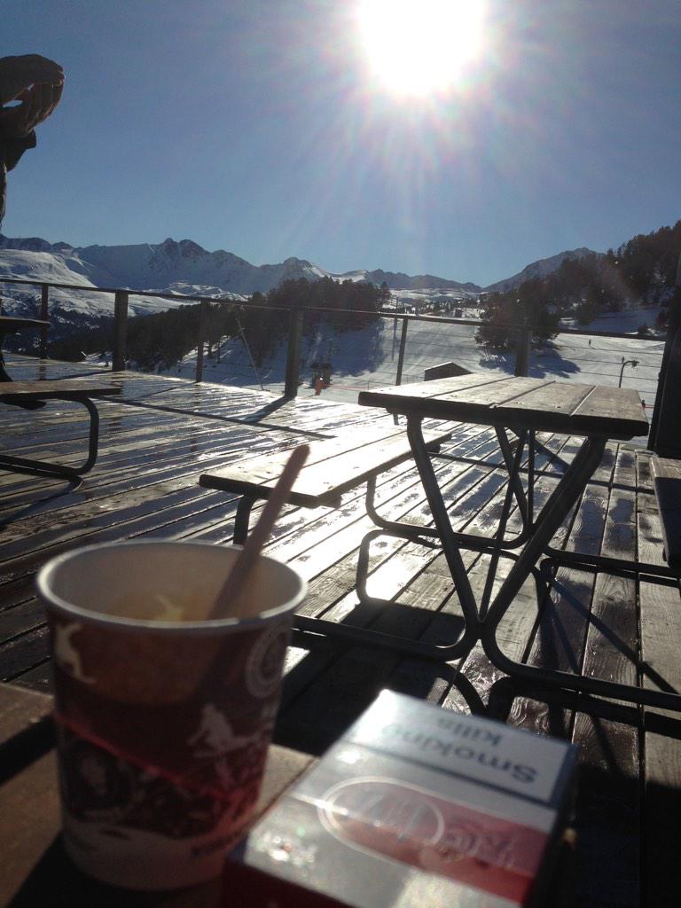 Aubsy_Aubs's tweet photo. Pendant que vous attendez la fin des cours moi je chill #hopela 😎❄️🎿 http://t.co/qctH5ubYnO