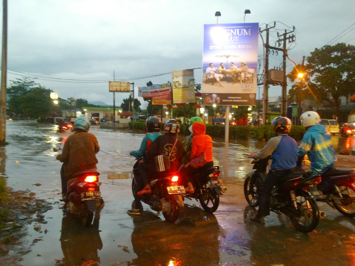 :(RT <a href="/boiq/">iqbal maoelana</a>: pengendara motor yang berhenti karena ragu untuk melewati genangan air yang ada di pertigaan Baleendah.