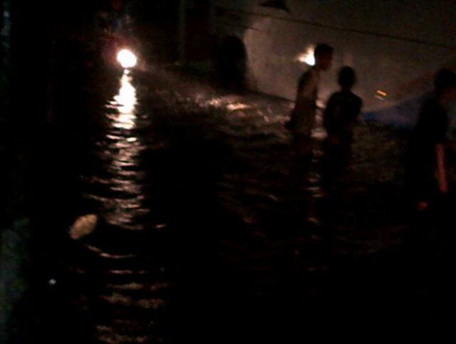 #sikonbdg 19.47 via <a href="/mis_TR/">Ttrhy</a>: Air banjir d jln.raya dayeuh kolot sudah mencapai paha orang dewasa.
