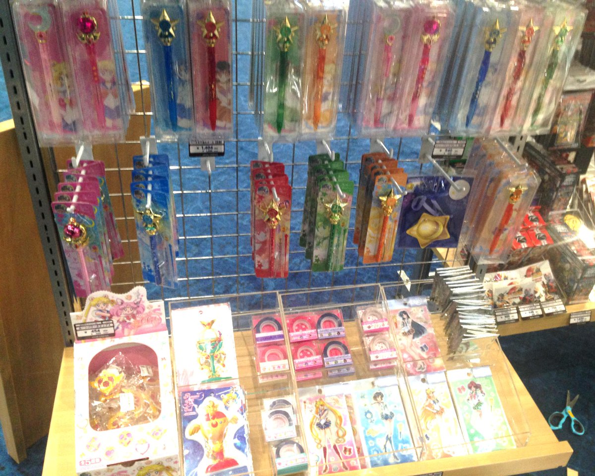 セーラームーン25th公式 劇場版公開中 幕張新都心のイオンシネマにて 劇場オリジナルタンブラーをはじめとする 可愛いセーラームーングッズが販売中です Http T Co Obivzrbzwm 12 27に開催されるcrystal上映会チケットも発売中ですのでお見逃しなく