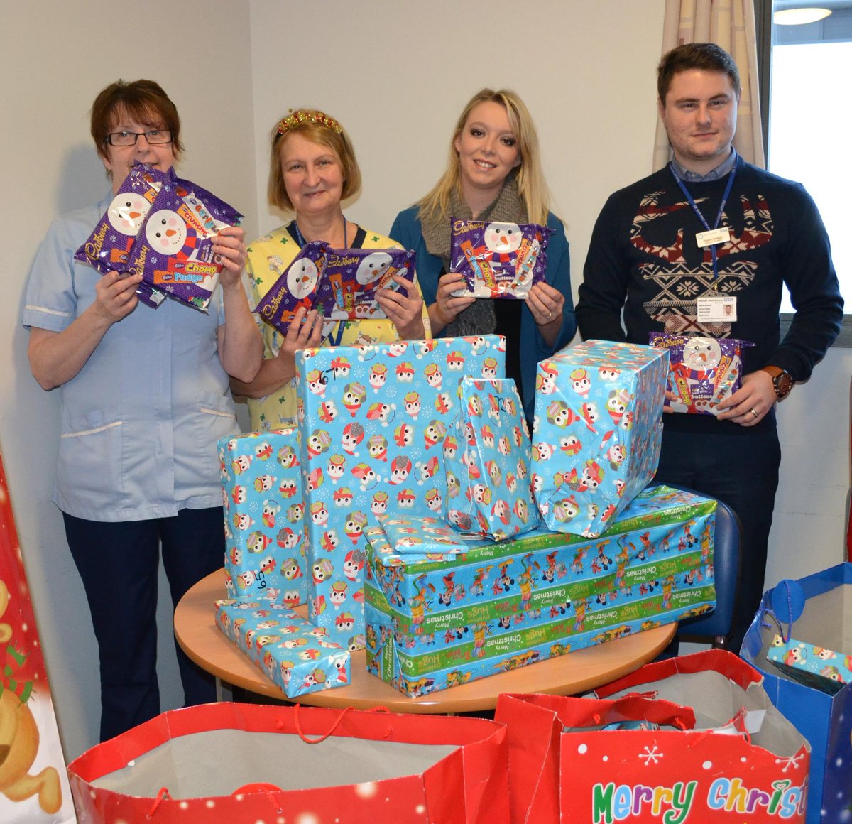 WalsallHcareNHS's tweet photo. Huge thanks to @TamsinLD &amp; @HodgenReece who managed to raise £1100 for our Children's Ward &amp; Outpatients! http://t.co/MYCqwUSyvY