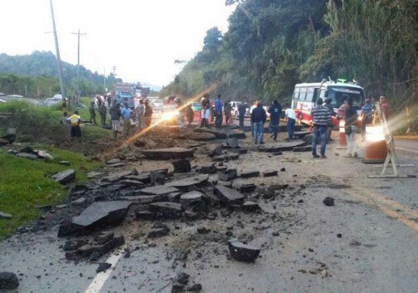 PalomaValenciaL's tweet image. Así quedó la panamericana entre Popayán y Cali
Las Farc siembran paz en el Cauca