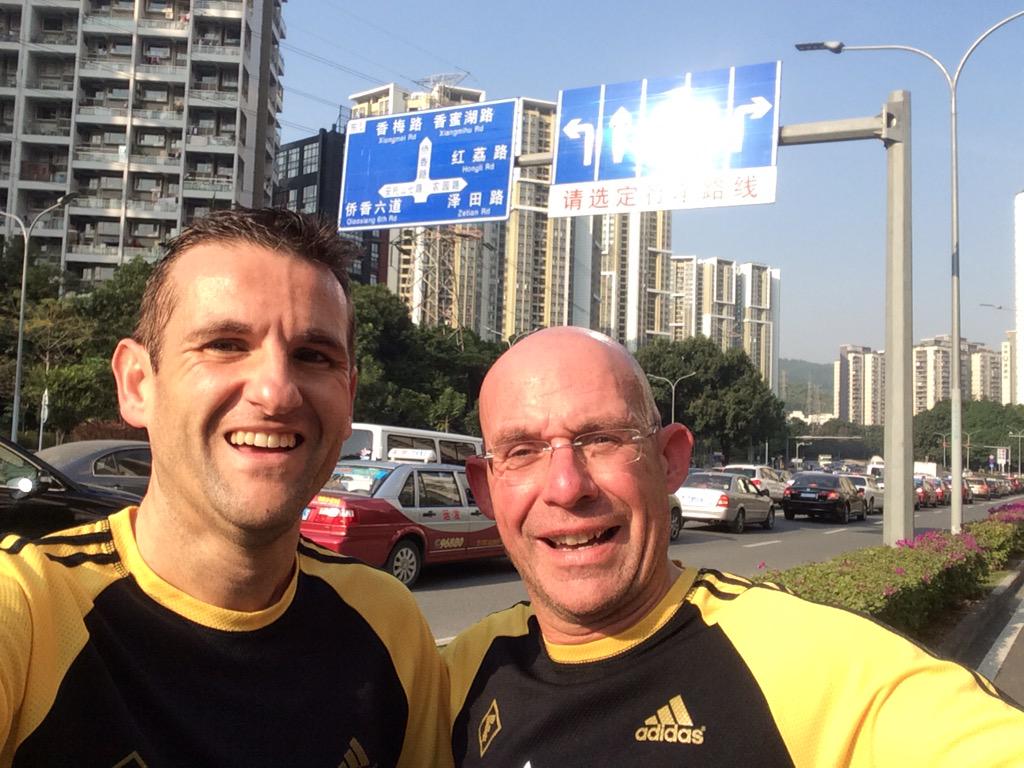 Mejic32's tweet photo. Ojo! Behobianos x el mundo @BSS_Fortuna #BSS50 #shenzhen #China 10 kms fantásticos. mañana #HongKong paseo de la fama http://t.co/YZp43d5Z8e