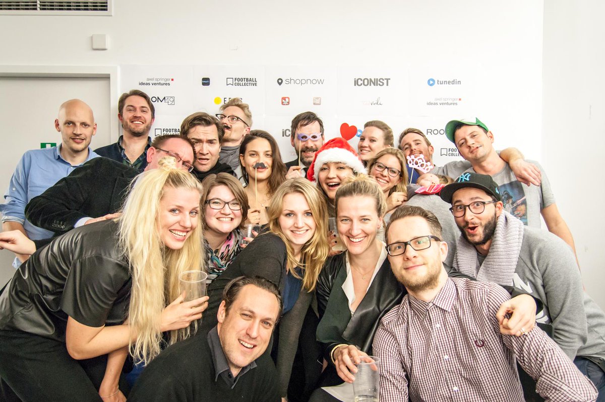 HansEvert's tweet photo. Trauergesellschaft auf der finalen Party von Springers Ideenschmiede AS IdeAS Ventures, liebevoll Box genannt. http://t.co/j7bYq1z1W6