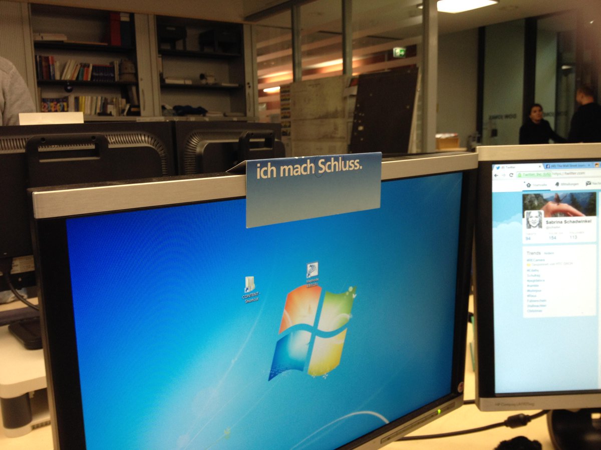 Der Letzte macht das Licht aus, Schreibtisch von @schadwi. #3jahrewsjde http://t.co/vo4GaAwInK