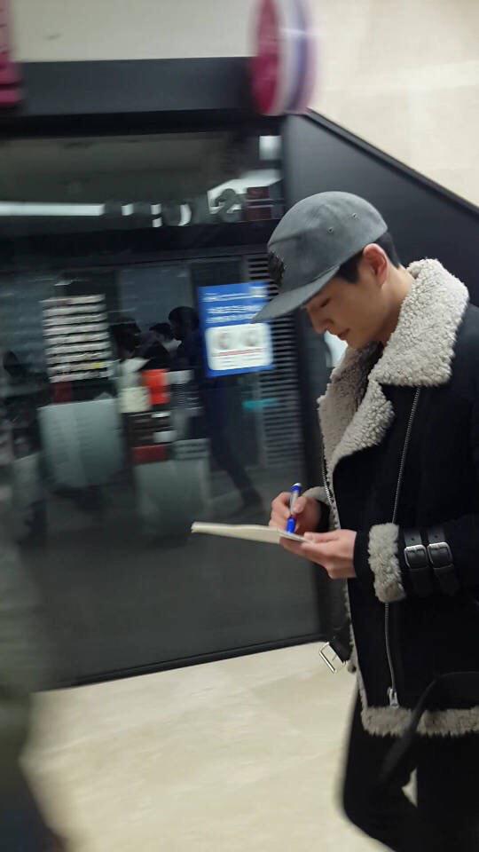 squishyjinki's tweet photo. [FANACC] 141219 'Snow is on The Sea' VIP Premiere- After the movie #Onew http://t.co/npzIlbZFtn