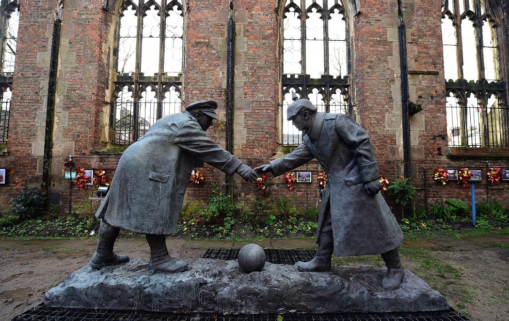 bbcgetinspired's tweet photo. Troops played football in No Man’s Land #OnThisDay in the Christmas Truce of 1914 #GetInspired http://t.co/SXZJdU7UOZ http://t.co/GpPTBA1zur