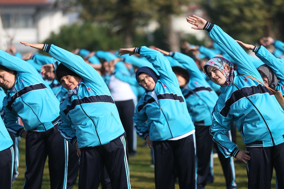 DenizliBSB's tweet photo. Denizli'de 13 ayrı noktada 4000 bayan D.BSB'nin düzenlediği ücretsiz pilates kursuna katılıyor. http://t.co/6t92o3haaH"