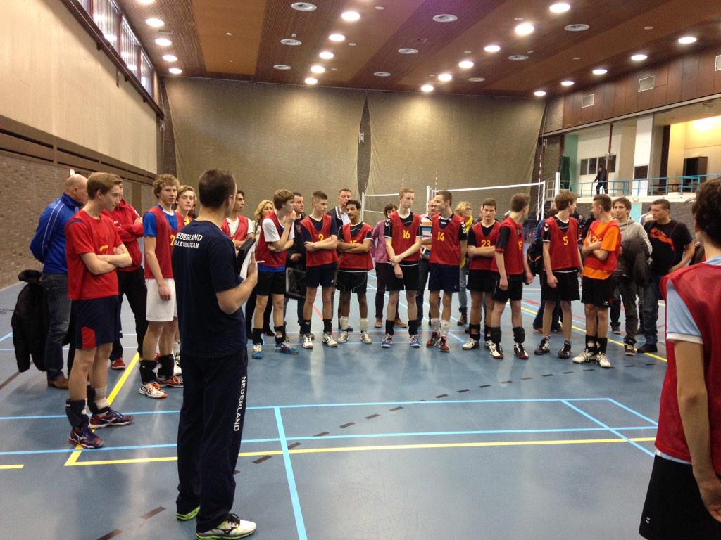 GidoVermeulen's tweet photo. 20 nieuwe spelers geselecteerd voor het nieuwe jeugd oranje van de lichting 1999-2000. Enthousiaste groep ! http://t.co/SAcgYQ4sMV