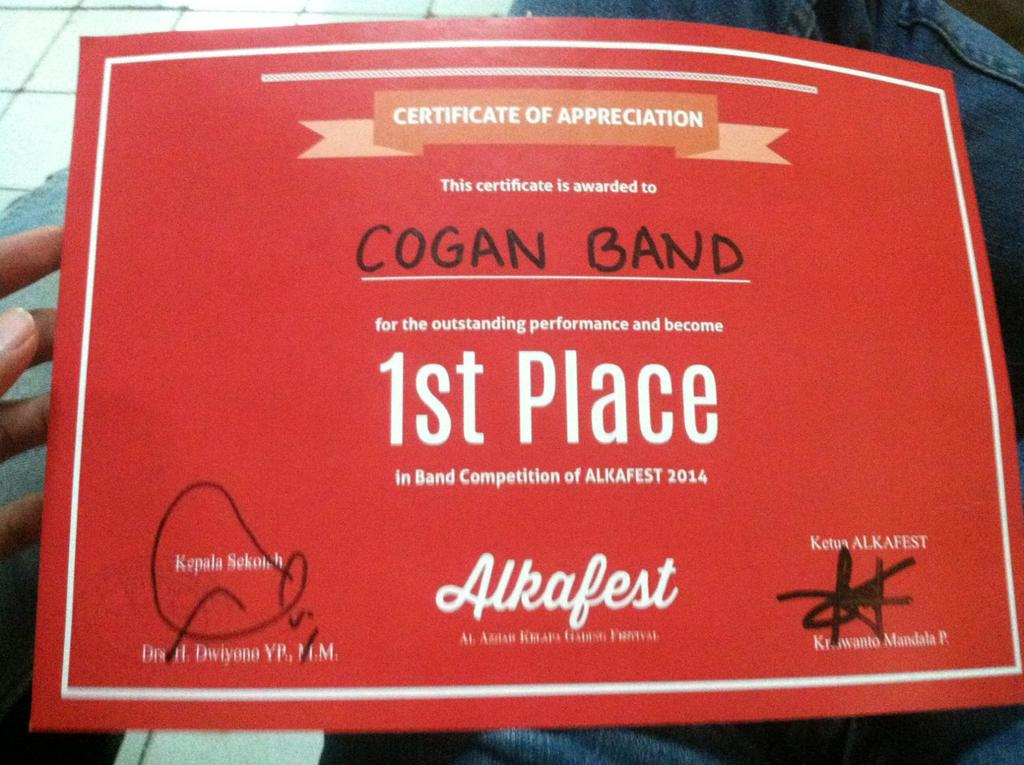 Official_CoganB's tweet photo. Ini dia sertifikatnyaa, yey! http://t.co/SrUi9LnPb9
