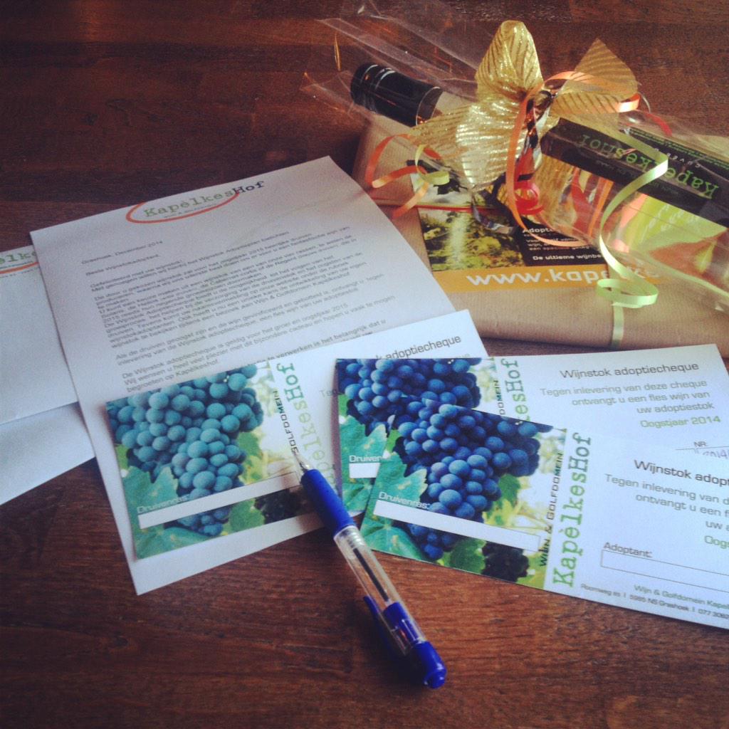 Leuke kerstpakketten klaar maken! #wijnstok #wijnpakket #wijnboek ook op zoek naar een cadeau? Check kapelkeshof.nl