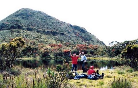 (4) Gunung Talamau, terletak di Kab Pasaman Barat. Gunung tertinggi di Sumbar, yang suka ekspedisi, Wajib dicoba !!