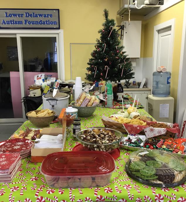 AdBoatDE's tweet photo. TODAY IS THE FINAL DAY of our Food Drive! Stop by with your donation and join us for some holiday cheer! #NetDE http://t.co/64C4xDNFbq