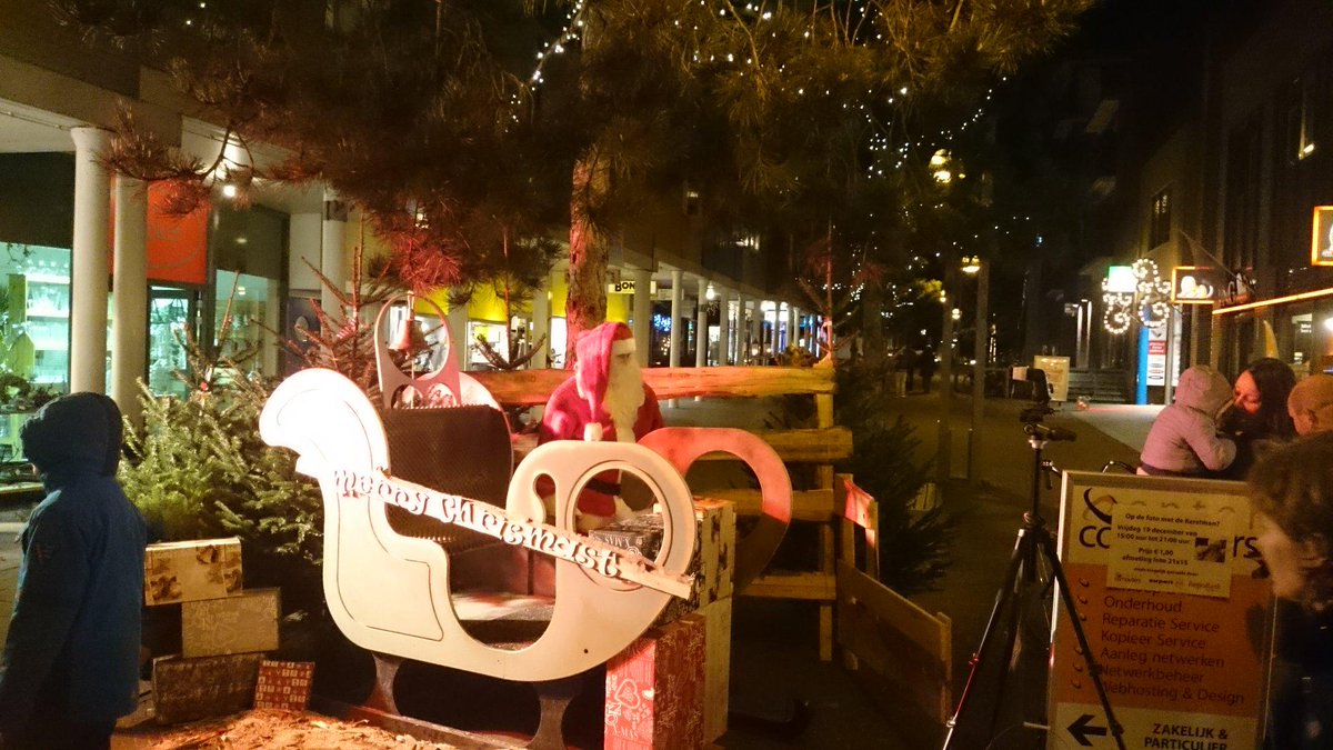 entercomputers_'s tweet photo. Kerstmarkt Zeewolde, op de foto met de Kerstman! @entercomputers_  @Expert_Zeewolde  @RegioBankZeewol http://t.co/4iESlWcObd