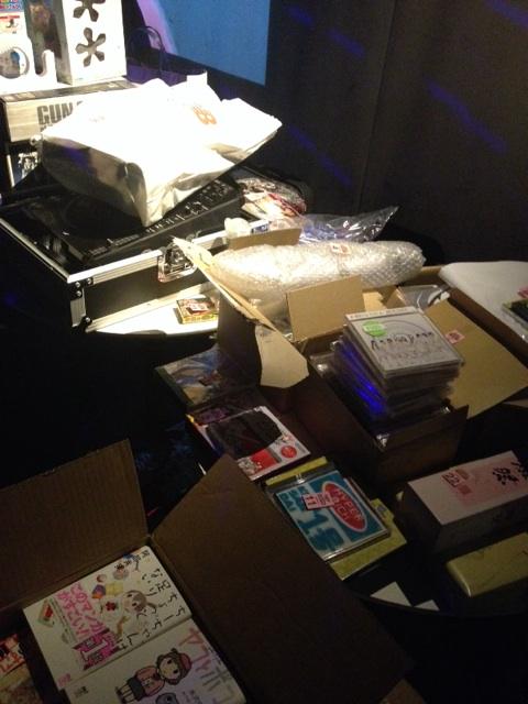 discyurion's tweet photo. 夜逃げ屋本舗 #aki3 #MOGRA http://t.co/Xpmc51m9Nf