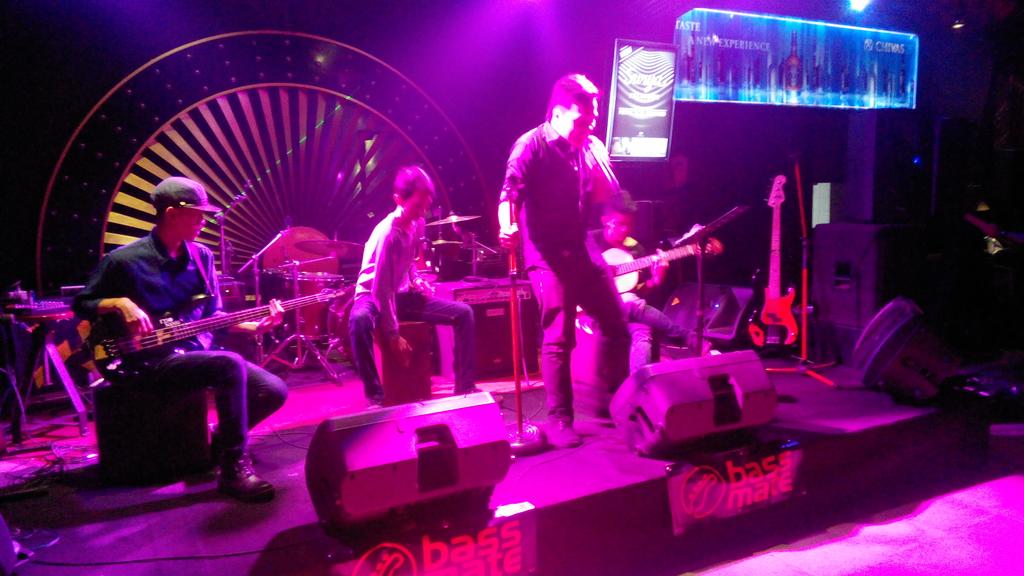 IBF_Bandung's tweet photo. Akustikann heulanya with Resonansi.. Kenyalll http://t.co/0NB9eYyTFL