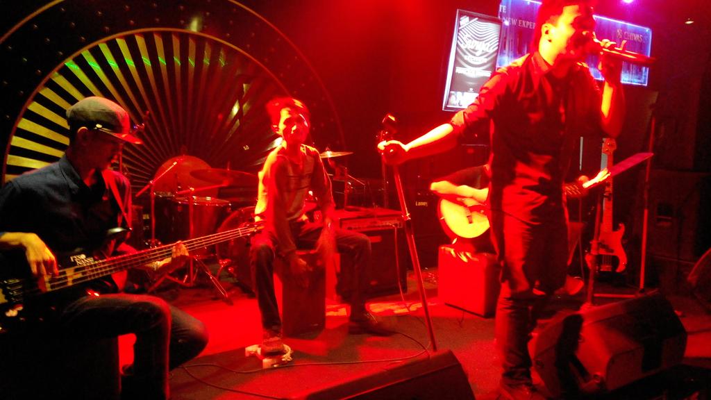 IBF_Bandung's tweet photo. Akustikann heulanya with Resonansi.. Kenyalll http://t.co/0NB9eYyTFL