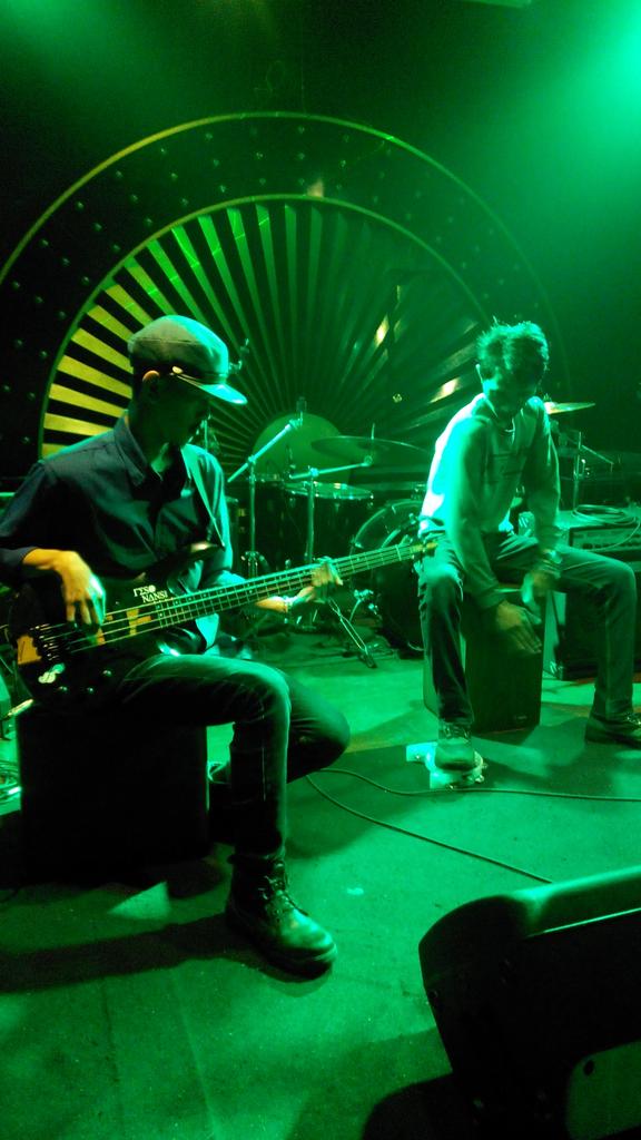 IBF_Bandung's tweet photo. Akustikann heulanya with Resonansi.. Kenyalll http://t.co/0NB9eYyTFL