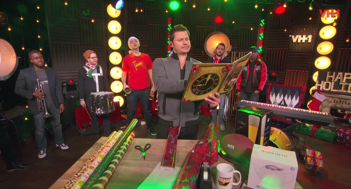 BigMorningBuzz's tweet photo. Yes this is happening RIGHT NOW! Buzz Remix Rewind: Holiday Edition! #ByeBUZZ http://t.co/ND1Ua2J2yq