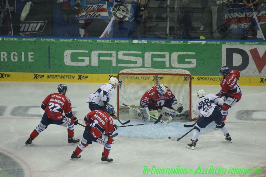 JaHeS's tweet image. Dieser Puck gegen Berlin soll übrigens nicht drin gewesen sein!! @HH_Freezers #videobeweisfürdenpo