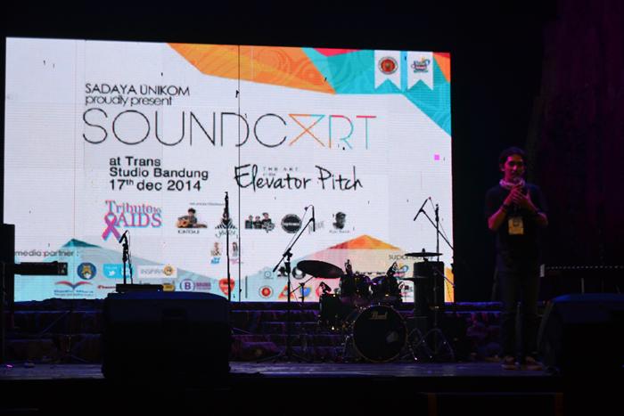 infounikom's tweet photo. Acara dibuka dengan kerennya oleh Kang Hilman Ketua Pelaksana #Soundcart14 http://t.co/ma0HYww4uP