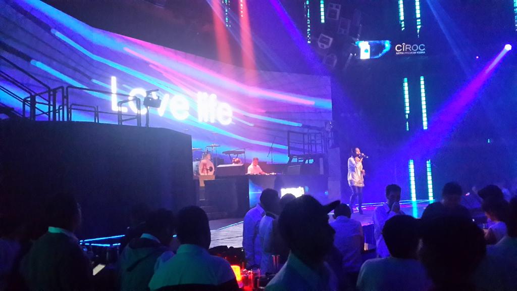 TRL_Jakarta's tweet photo. The crowd #PA2014 #ParanoiaAwards with @FiestaCondoms #FiestaParanoiaAwards2014 live from @ColosseumJKT http://t.co/vuOLyG2hlD