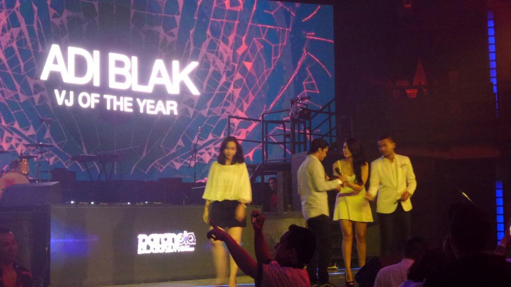 TRL_Jakarta's tweet photo. #PA2014 #ParanoiaAwards VJ OF THE YEAR : ADI BLAK! Congrats! http://t.co/qpQeNgPjxb