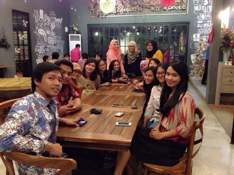 OprecLP3T's tweet photo. kerjaan kita gak melulu di kantor terus kok, nih buktinya kita bisa dinner cantik :3 http://t.co/qeyh39HRoh