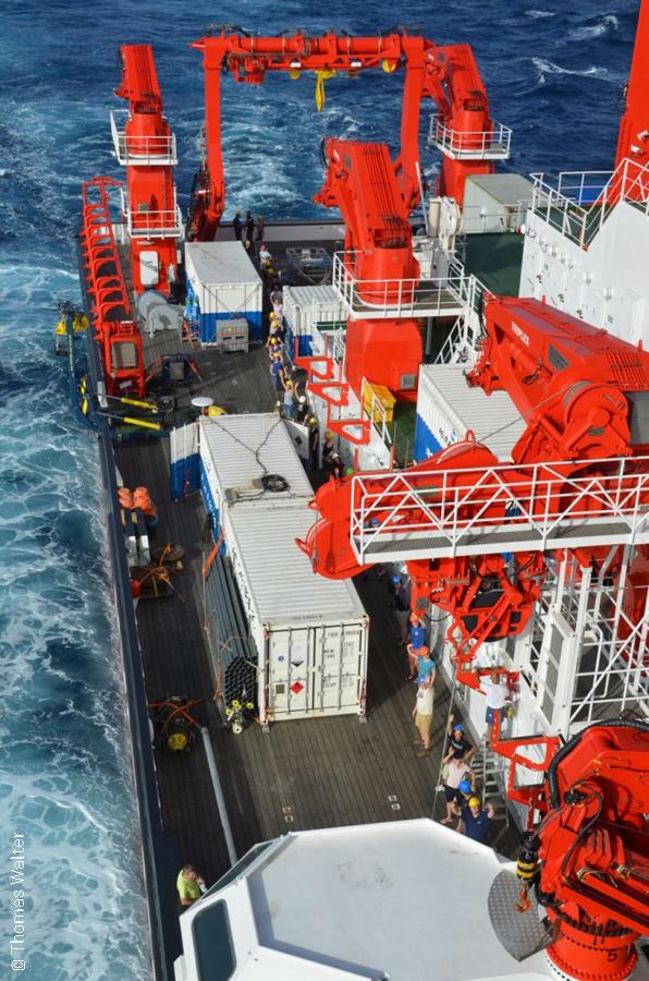 GEOMAR_de's tweet photo. "Was für ein Schiff" - weitere Eindrücke von Mitgliedern des #SO237-Expeditionsteams http://t.co/8VKwMH1Mcr #FSSonne http://t.co/5iP6QsVww1