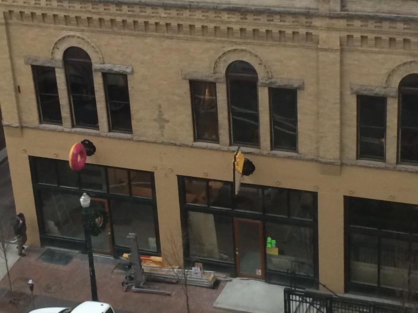 N0rthernPoptart's tweet image. @KTVB @DowntownBoise getting closer, signs are up! can&apos;t wait 4 #gurudonuts #boisefryco 😄