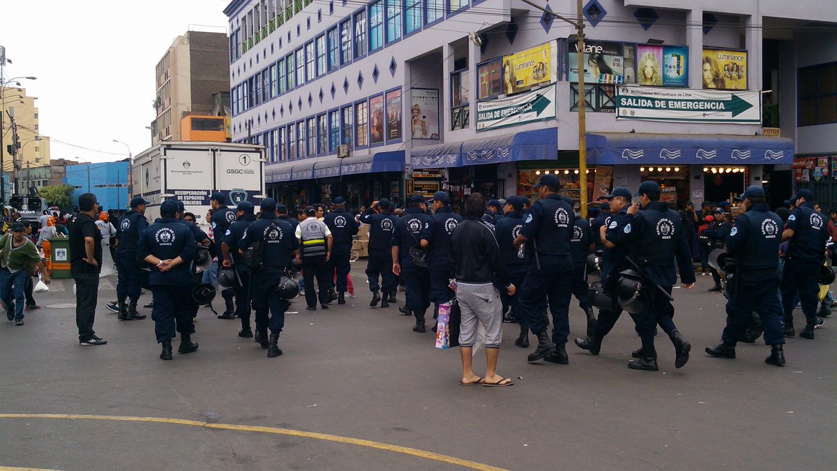 LimaSegura2017's tweet image. #NavidadSinRiesgo personal de Unoes de @MunLimaSegura inicia liberación de espacios públicos.