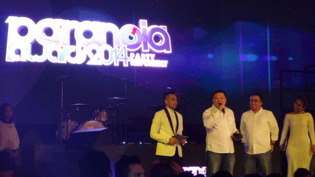 TRL_Jakarta's tweet photo. #PA2014 #ParanoiaAwards Special MILESTONE Achievement Award: DJ DENY! Congrats! http://t.co/xUfy6ughk4