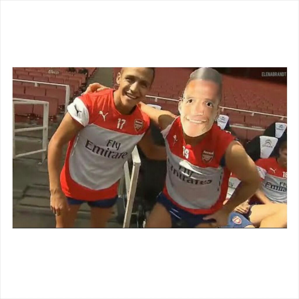 Happy Birthday Alexis Sanchez! 
In the photo:Santi Cazorla trolling Alexis! 
Watch to full vid,Link in my insta bio
@ 