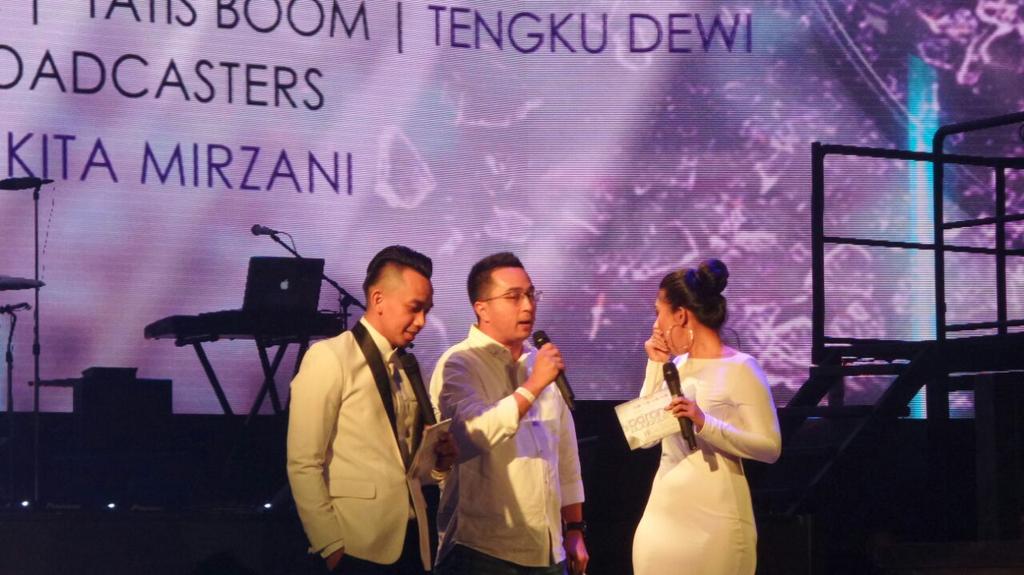 TRL_Jakarta's tweet photo. Mr. Pierre F. Newmaster from @FiestaCondoms announced Milestone Awards #PA2014 #FiestaParanoiaAwards2014 http://t.co/P2f1fJPMDV